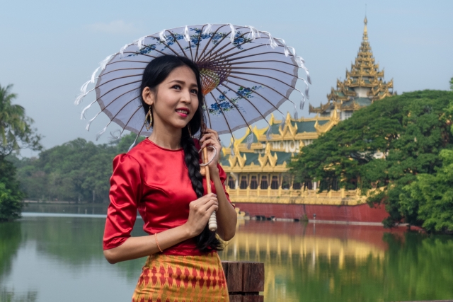 ミャンマーの民族衣装を着た女性